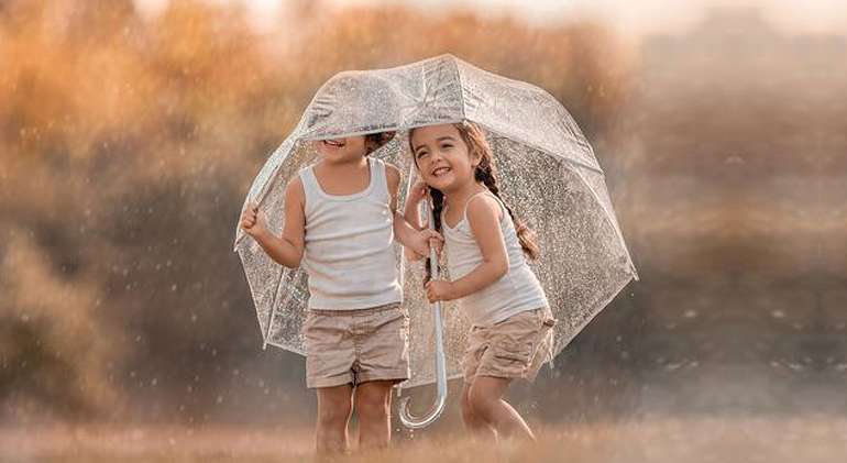 Ternyata Bermain Hujan-Hujanan Juga Punya Manfaat Untuk Anak